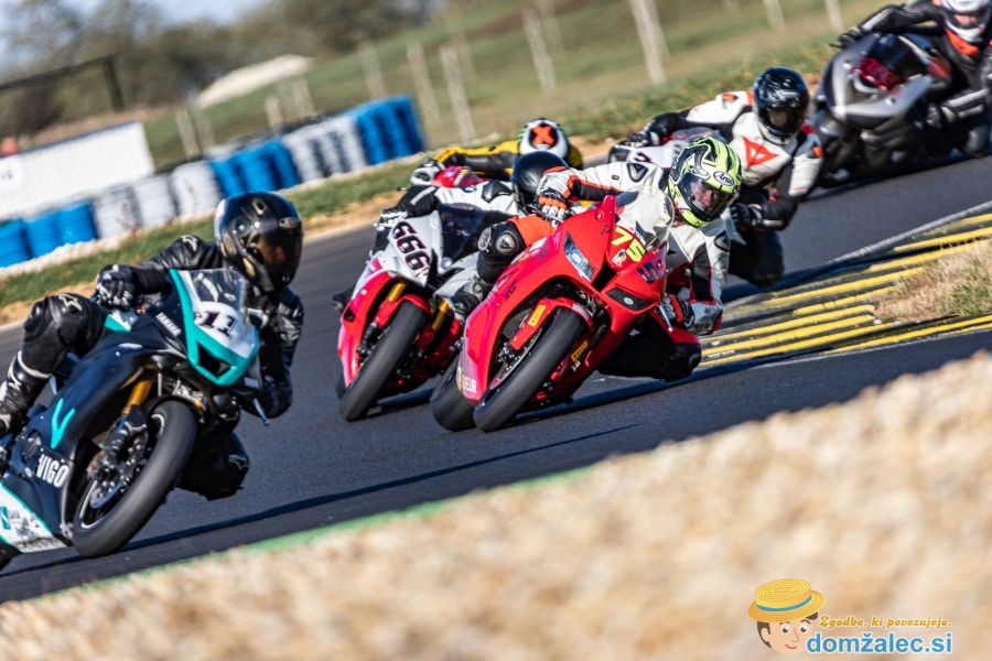 Trenutek z dirke v razredu supersport 600. S št. 755 Dejan Ločnikar.